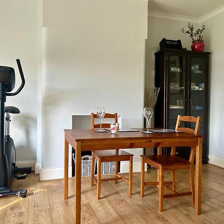 Quiet Double Bedroom With Garden View, Breakfast Hazel Grove Kültér fotó
